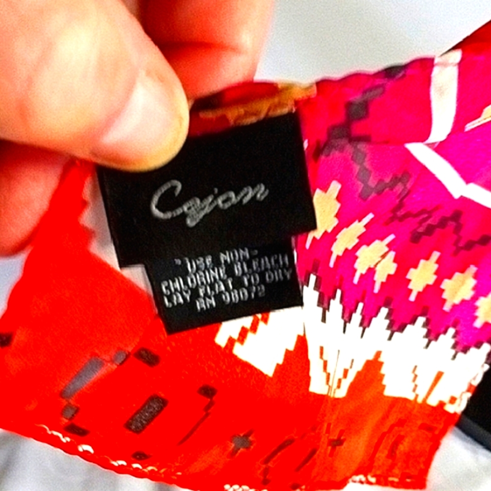 Cejon Vibrant Scarf with Geometric Patterns - Picture 3 of 5